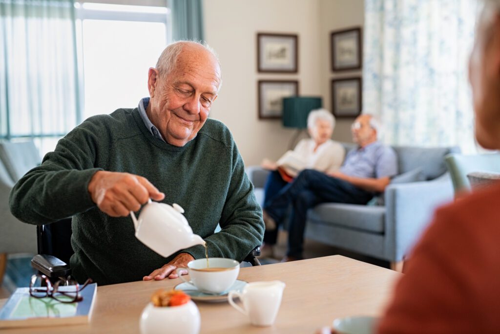 Gelassener älterer Mann genießt Teezeit